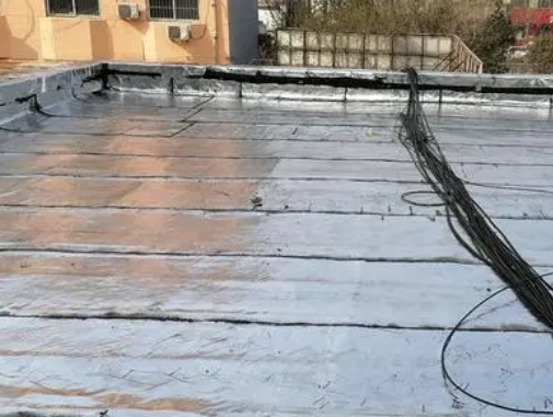 昆都仑卫生间漏水维修公司分享下昆都仑屋面楼顶防水刚性防水层施工要点。
